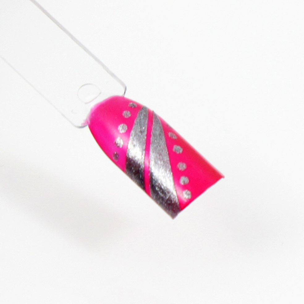 nail art au striping tape sur base rose